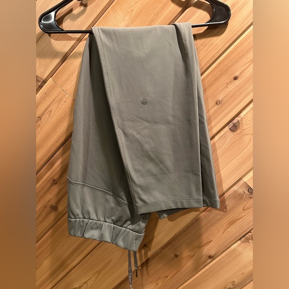 lululemon athletica Pants - Lululemon On The Fly 7/8 Pants in Dark Olive